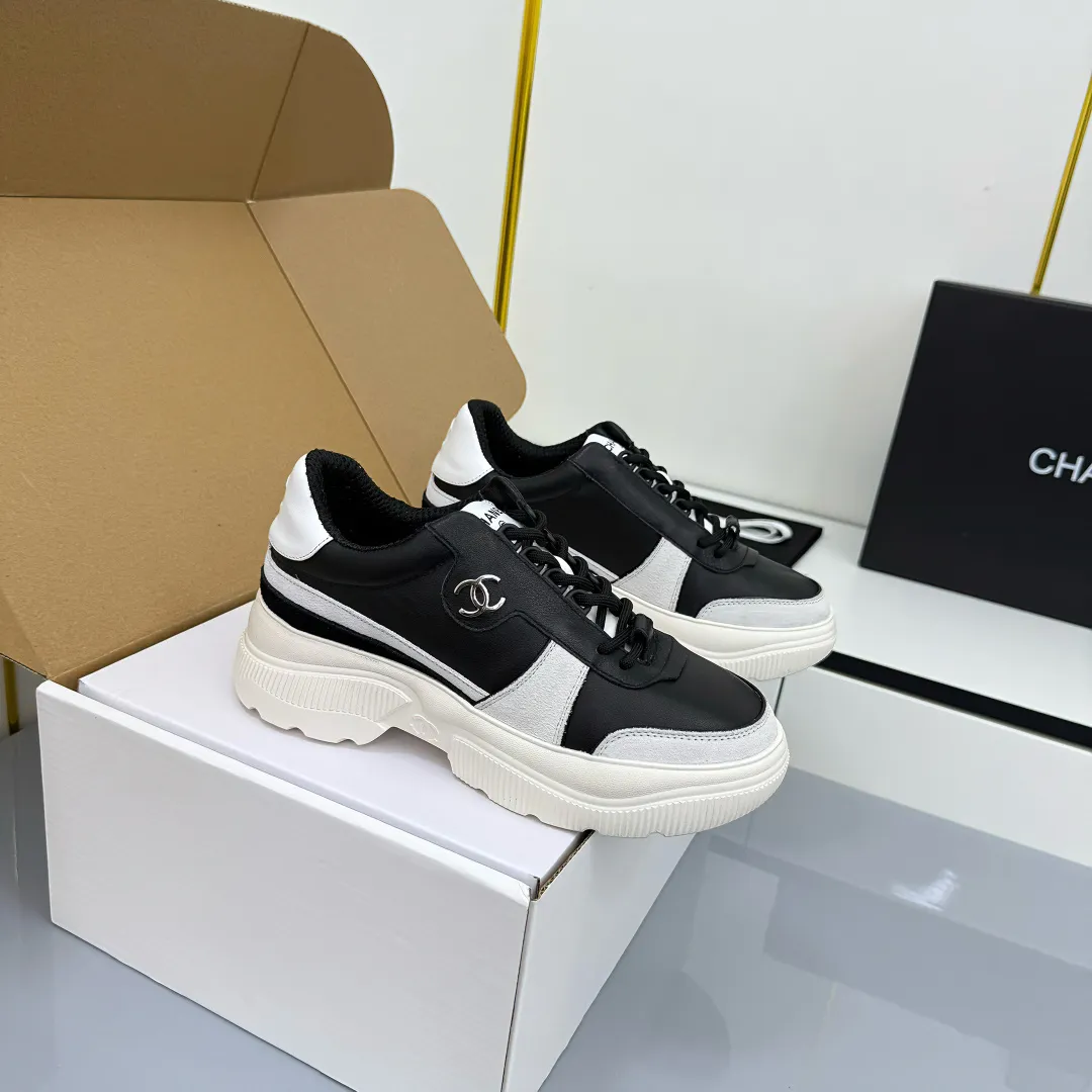 👟👟Ex-factory price 620👟👟 Chanel bread shoes ~ original calfskin panda shoes Chanel 25C latest hot style panda black and white sports shoes casual sneakers Xiaoxiang hot item classic black and white panda color coco girls must pay Fabric: original custom mixed sheepskin lining: original imported breathable mesh lining outsole: Original molded rubber + TPU combination Size: Women's 35-41